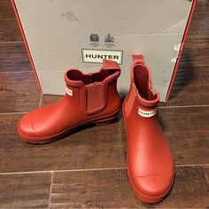 * New * Hunter Women’s Chelsea Boots - 6 Military Red Comes With Shoebox. Red Waterproof Ankle-high Boots, Hunter Refined, Red Rain Boots, Black Hunter Boots, Tall Hunter Boots, Hunter Boots Socks, Rain Boots Women, Short Rain Boots, Green Boots