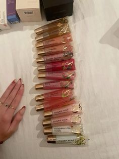 Profumo Victoria Secret, Flavored Lip Gloss, Lip Gloss Collection, Gloss Labial, Lip Gloss Set, Fancy Makeup, Make Up Inspiration, Lip Products, Makeup Obsession