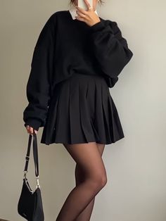 Style Skater Skirt, Noir Aesthetic Outfit, Outfit Jupe Noire, Short Black Skirt Outfit Casual, Outfit Jupe Plissee, Skater Skirt Outfit For Winter, College Skirt Outfit, Short Skirt Winter Outfit, Short Black Skirt Outfit Winter