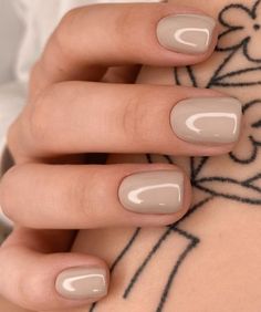 Nail Color With Terracotta Dress, Beige Shellac Nails, Creamy Beige Nails, Tan Dip Nails, Light Brown Short Nails, Cream Fall Nails, Fall Pastel Nails, Tan Nail Color, Light Tan Nails