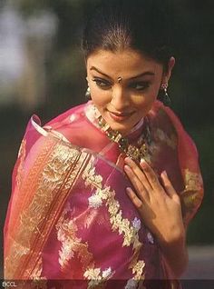 Harmony in Form: The Most Beautiful Aesthetic Jewelry Right Now Bangladeshi Saree, Pakistani Bridal Couture, Bridal Couture Week, Neeta Lulla, Retro Bollywood, Ritu Kumar, Bollywood Couples, Aishwarya Rai Bachchan, Vintage Bollywood