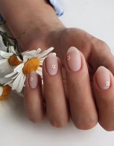 Minimalist Flower Nails, Neutral Floral Nails, Short Nail Designs Minimal, Summer Nails Neutral, Simplistic Nails, Short Nail Manicure, Daisy Nails, Minimal Nails, Flower Nail Designs