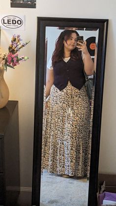 Autumn Style Midsize, Maxi Skirts Plus Size Outfit, Fall Floral Skirt Outfits, Styling Sweater Vest Plus Size, Plus Size Converse Outfit Fall, Plus Size Outfits Size 26, Long Skirt For Plus Size Women, Skirts On Midsize, Midsize Floral Dress