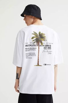 Oversized T-shirt in cotton jersey with a round, rib-trimmed neckline and dropped shoulders. White Palm Tree, Tie Dye Men, Linen Tshirts, Airport Outfit, Oversized T Shirt, Casual Dinner Outfit, Wedding Guest Outfit, Oversized Tshirt, Concert Outfit