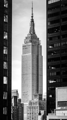 black and white photograph of the empire building in new york city