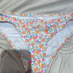 Never Worn White Floral Print Bottoms For Beach Party, Cream Stretch Swimwear For Spring, Spring Cream Stretch Swimwear, Cream Beachwear Swimwear For Spring, Cream Summer Swimwear For Sunbathing, Cream Swimwear For Sunbathing, Cream Swimwear For Beach Season, Cream Swimwear For Swimming In Summer, Cream Swimwear For Beach Season Swimming