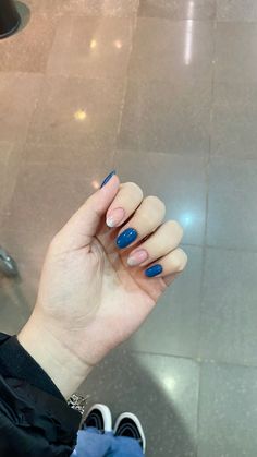 esmaltes usados: oceano azul (risqué bio); pétala (colorama); classic diamond (ana hickmann) Blue And Glitter Nails, Nails Inspo, Glitter Nails, Glow Up?, Stylish Nails, Beautiful Nails