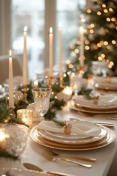 15 Elegant Christmas Table Settings For Stunning Holiday Dining (Simple) Elegant Christmas Table Settings, Elegant Christmas Table, Christmas Dinner Table Settings, Xmas Dinner, Christmas Dining Table, Christmas Dinner Table, Christmas Dinner Party, Hosting Christmas, Classy Christmas