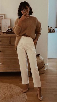 Cream Jeans Outfit, Jean Beige, Cream Jeans, Beige Jeans, Beige Outfit, Fashion Weeks, Autumn Outfit, Winter Fashion Outfits, Work Fashion