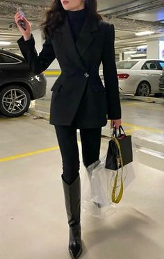 European Fashion Women Work Outfits, Hairstyles For Medium Length Hair Going Out, Resort Winter Outfits, Airport To Office Outfit, Bold Work Outfits, Black Outfit Aesthetic Classy, Mafia Outfit Women Dress, Rich Outfits Classy Chic, Business Casual Outfits Aesthetic