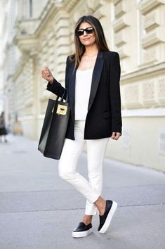 How To Wear White Jeans, White Slip On Sneakers, Wear Black Dresses, How To Wear Sneakers, Paris Mode, Outfit Jeans, Outfit Trends, Sneakers Outfit