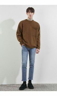 Minimal Classic Style, Kpop Fashion Men, Minimalist Moda, Guys Fashion, Desert Boot, Mens Boots Fashion, Light Blue Jeans, Desert Boots