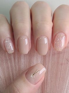 short nude nails with glitter Ongles Beiges, Minimal Nails Art, Unghie Nail Art, Nude Nail Designs, Subtle Nails, Minimal Nails, Simple Gel Nails, Casual Nails, Work Nails