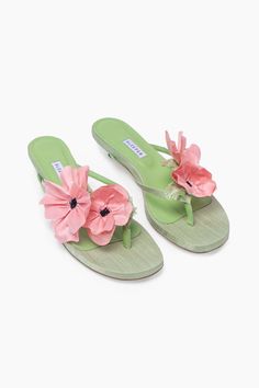 New In – Sleeper Summer Shoes Trends, Medium Tv Show, Loungewear Luxury, Heel Mules, Girly Shoes, Leather Flip Flops, Green Shoes, Dream Shoes, Kitten Heel