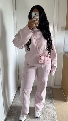 Sweatpants Sneakers Outfit, Women In Tracksuits, Pink Outfits For Winter, Cozy Fashion Outfits, Pink Vomero 5 Outfit, 2024 Trending Outfits, Fits For The Cold, Long Sleeve Outfits Black Women, Nike Zoom Vomero 5 Outfit Women