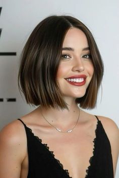 Sleek Short Hair, Short Hair Tomboy, Behind Blue Eyes, Choppy Bob Hairstyles, Short Straight Hair, Haircuts For Medium Hair, Short Bob Haircuts, Bob Hair, Cut My Hair