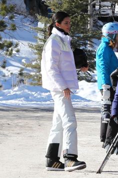 Kendall Jenner Clothes, Ski Fashion Womens, Warm Winter Clothes, Ski Bunny, Winter Outfits Warm, Ski Girl