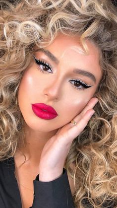 Corner Eyeshadow Looks, Corner Eyeshadow, Bronze Eye Makeup, Nine To Five, Beautiful Lipstick, Red Lip Makeup, Glam Makeup Look, Glowing Makeup