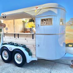 an old fashioned food truck is decorated for christmas