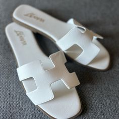 Brand New Sandals Size 8.5 Womens Sandals Flat Simple, Simple Footwear For Women, Simple Slippers For Women, Simple Slippers, Chunky Black Sandals, Sanuk Sandals, White Sandal, Rope Sandals, Platform Wedge Heels