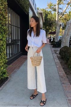 minimalist dressing for summer Stile Casual Chic, Minimalist Summer, White Short Sleeve Shirt, Outfit Chic, Minimalist Dresses, Summer Work Outfits, Looks Street Style, Denim Trends, Mode Inspo