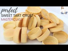 the perfect sweet tart crust for master class is shown on a white plate with text overlay