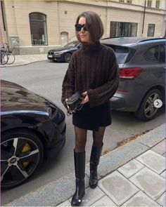 Winter fashion 2024 - Dark brown oversized sweater, black mini skirt with tights and high boots. Dinner In Nyc Outfit Winter, Occasion Outfits Classy, Everlane Outfit, Adrette Outfits, Winter Boots Outfits, Rok Mini, Looks Pinterest, Pullover Outfit, Winter 23