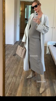 Preggo Fall Outfits, Fall Maternity Wedding Guest Dress, Pregnancy Casual Outfits, Elegant Pregnancy Outfits, Winter Pregnancy Outfits, Rosie Huntington Whiteley Style