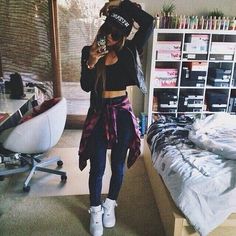 Casual Outfit | Nike Air Force 1 w/ Crop Top, High Waist Jeans, & Leather Jacket Chica Hip Hop, Urban Wear Women, Style Hip Hop, Timberlands