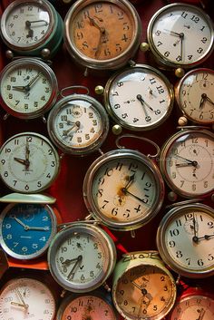 many different colored clocks with numbers on each one and the other side are shown in rows