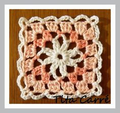 an orange and white crocheted square on top of a wooden table with the words tuta carre written below it