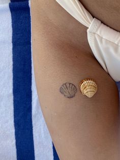 Sea shell tattoo, summer aesthetics, summer tattoo, ocean tattoo Summer Aesthetic Tattoo, Ocean Tattoo Aesthetic, Sea Aesthetic Tattoo, Costal Tattoo Ideas, Summery Tatoos, Sea Shell Tattoo Design, Little Ocean Tattoos, Seashell Back Tattoo, Ocean Life Tattoos For Women