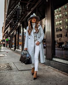 Ootd Blazer, Pretty Winter Outfits, Outfit Elegantes, Hat Outfit, White Trousers, Elegante Casual, Grey Coat