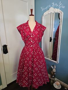 This 1950's Lesley Fay brand day dress has so much spunk! That skirt is so full and twirly-worthy! Button up front with snaps at the waist, and who doesn't love a dress with pockets? So sturdily made with a heavier cotton. This one sports some shoulder pads but those can also easily be snipped out if you prefer.  No flaws to note, absolutely gorgeous, clean, comfortable, and ready to wear!  Measurements taken flat across front, so double for full way around body: Pit-to-pit: 20.5 inches Waist: 1 White Holiday Party, Vintage Day Dress, 50s Dresses, Day Dress, Dress With Pockets, Dress Suits, Vintage Wear, Christmas Dress, Dress Clothes For Women