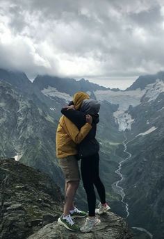 What To Wear On A Hiking Date? | Aesthetic & Cute Hiking Outfits For Women & Men | Travel Outfits | Hiking Aesthetic | hiking Pics Friends Couples | Trekking Aesthetic Outfits Hiking Couple, Image Couple, Hiking Pictures, Aesthetic Couple, Hiking Aesthetic, Adventure Aesthetic, Adventure Couple, Photo Couple, Couple Aesthetic