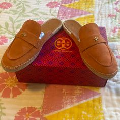 Tory Burch Seaside Mule Espadrille Sienna Rose Color Tory Burch Espadrilles, Orange Flats, Flat Mules, Espadrille Shoes, Rose Color, Tory Burch Shoes, Mule Clogs, Mules Shoes, Color Orange