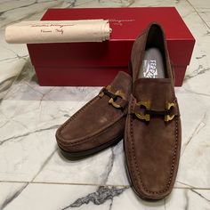 Salvatore Ferragamo Drivers Brown Suede Gancini Suede Logo Loafers With Gold Metallic Buckle. Size 7uk 8us 41eu Brand New W/Box Formal Moccasins With Suede Lining And Flat Heel, Formal Flat Heel Moccasins With Suede Lining, Formal Moccasins With Suede Lining, Designer Calf Leather Moccasins For Semi-formal Occasions, Designer Loafers With Removable Insole, Designer Semi-formal Calf Leather Moccasins, Designer Almond Toe Loafers For Semi-formal Occasions, Designer Suede Loafers With Flat Heel, Designer Slip-on Moccasins With Rubber Sole