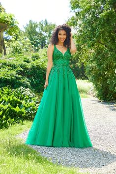 Morilee 47019 Dress | Morilee Dresses | Formal Approach V-neck Prom Ball Gown With Fitted Bodice, V-neck Gown For Debutante Ball And Prom, Tulle Ball Gown With Fitted Bodice For Homecoming, Tulle Evening Dress With Sweetheart Neckline For Pageant, V-neck Pageant Dresses For Prom Season, Sweetheart Neckline Tulle Evening Dress For Pageant, Homecoming Evening Dress With Tulle Skirt And Fitted Bodice, Green Gown With Sweetheart Neckline For Homecoming, Prom Season Homecoming Gown With Tulle Skirt