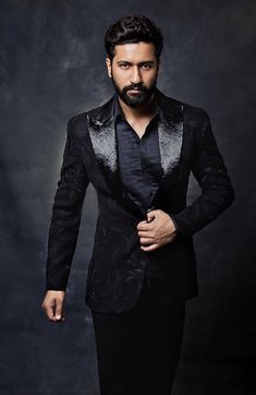 Vicky Kaushal Wallpapers, Reception Dress For Men, Wallpapers Black And White, Embroidered Tuxedo, Formal Suits Men, Sherwani For Men Wedding, Wallpapers Black, Vicky Kaushal, Modern Suits