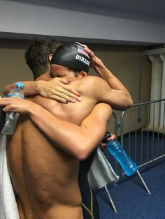 Michael Phelps congratulating Maya Dirado on winning GOLD. Competitive Swimming Pictures, Swimming Motivation, Swimming Pictures, Swimming World, Usa Swimming, Swimmers Life, Swim Life, Swimming Quotes, Competitive Swimming