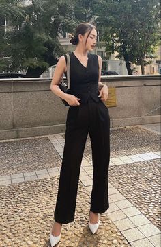 White Heels Outfit, Black Trousers Outfit, Outfit Trousers, Outfit Vest, Purse Aesthetic, Black Pants Outfit, Trousers Outfit, Outfit Short, Outfit Simple