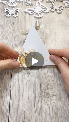 Katharina Tarta Crafts on Instagram: "Ok of course using the Hot foil pen and making an individual wax seal takes a lot of time and might not be suitable for ‚mass production‘ for your wedding, but here are some ideas how to make this DIY easier, so you can make a bunch of them for your own wedding:  - Print custom gold foil stickers with the sentiment of your choice . That way you‘ll still have the beautiful foil effect without the extra work. - Use a stamp with golden ink. Way easier and quicker than hotfoiling, with just a slightly different, but equally pretty look.  - Order ready made wax seals with a sticky back, so you can just adhere the finished seals without the seals. - Invest in a couple more seal stamps, then make a bunch of seals at once on baking paper and then glue them to Foil Pen Ideas, Hot Glue Wax Seal Diy, Diy Souvenir Ideas, Ink Stamping Ideas, Wax Seal Stamp Ideas, Katharina Tarta Crafts, Foil Paper Crafts Diy, How To Make Stickers Without Wax Paper, Sealing Wax Ideas