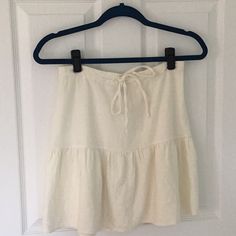 Super Cute Never Worn Cream Mini Skirt With Relaxed Fit For Summer, Cream Mini Skirt For Day Out, Casual Cream Mini Skirt For Spring, Cream Lined Skort For Summer, Casual Cream Skort With Lined Skirt, Casual Cream Lined Skort, Casual Beige Flowy Skort, Casual Cream Skirt For Beach, Casual Cream Mini Skirt