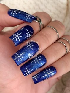 Loving these snowflake nails, snowflake nails acrylic, snowflake nails acrylic coffin, snowflake nails blue, snowflake nails simple, snowflake nails short, snowflake nails white, snowflake nails easy, snowflake nails Christmas! Check out the post for more christmas nails ideas! Christmas Nails Long, Christmas Nails 2023, Candy Cane Nails, Christmas Nail Ideas, Holiday Nail Designs, Like Comment And Subscribe, Christmas Nail Art Designs