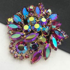 Weiss Designer Signed Jewelry, Vintage Rhinestone Brooch, Collectible 1950's Jewelry 1950's 1960's Jewelry Designer Signed Selini Measures 2 1/4 inches round In very good vintage condition. Nice collectible perfect for any jewelry collection. #vintage #rhinestone #designer #signed #brooch #pin #vintagejewelry #jewelry #highendjewelry #weiss d38 Antique Appraisal, 1950s Jewelry, Rhinestone Costumes, Costume Jewelery, Vintage Jewelry Antique, Antique Costume Jewelry, 1960s Jewelry, Desert Hot Springs, Vintage Rhinestone Jewelry