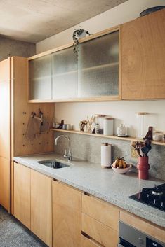 Duplex Simpatia by Flavia Schikmann, captured by Camila Rotta. New House Design Ideas, Flat Cabinet Doors, New House Design, Dirty Kitchen Design, Bungalow Kitchen, Plywood Kitchen, Dirty Kitchen, House Design Ideas, Studio Kitchen