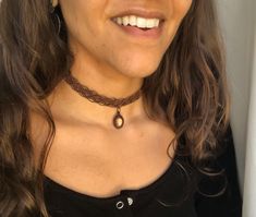 Linda gargantilha de macrame disponível em 9 cores. Escolha o que mais combine com seu estilo Lindo choker comquartzo rosa brilhante, o cristal do amor! A gargantilha de quartzo rosa será feita uma vez que se compre:  'made by order' 'sob pedido', tenho vários cristais de quartzo rosa, todos da mesma forma e tamanho. Psychedelic Macrames -- pedras que curam, cristais de cura. Obrigada pela visita! Namaste Deborah. Sunstone Necklace, Macrame Choker, Macrame Colar, Vegan Jewelry, Chocolate Gold, Business Board, Dainty Choker, Collar Choker, Macrame Boho