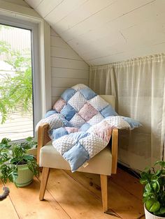 Beautiful children's Quilt Puff type blanket available for baby's enjoyment. The blue, white and pink of this blanket bring a delicate touch of color to baby's environment🍼 Baby Puff Quilt, Quilted Baby Gifts, Fluffy Quilt, Puff Quilt Pattern, Puff Quilts, Puff Blanket, Puffy Quilt, Baby Puffs, Mom Crafts