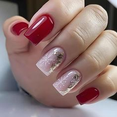 Celebrate the holidays with these red medium square press-on nails! Featuring festive snowflake and gold foil designs, these glossy full-cover nails are perfect for a winter manicure. Easy to apply for a stunning DIY Christmas look! #ChristmasNails #PressOnNails #SnowflakeNails #GoldFoilNails #RedNails #WinterNails #DIYManicure #HolidayNails Xmas Nail, Semi Permanente, Nagel Tips, Manicure Tips, Snowflake Nails, Nail Forms, Clean Nails, Stick On Nails, Elegant Nails