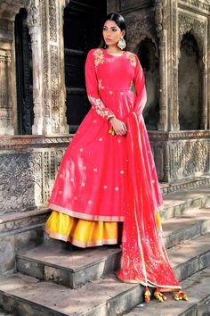 Bring a tone of surprise to your style with this modest yet so captivating chanderi lehenga by RAR studio on wedding occasions. Shop from Pure-Elegance. Chanderi Lehenga, Yellow Party Dresses, Stylish Party Dresses, Indian Designer